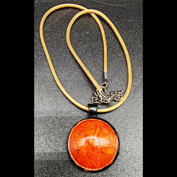 collier-résine-epoxy-orange-médaillon-noir-cordo-cire-marron-clair