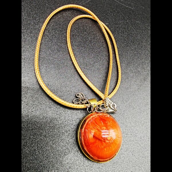collier-résine-epoxy-orange-médaillon-or-vieilli-cordon-cire-marron-clair