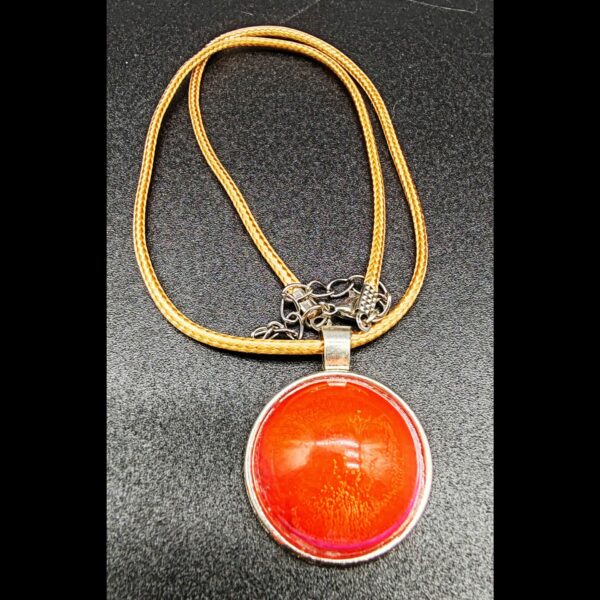 collier-résine-epoxy-orange-rouge-médaillon-argenté-cordon-cire-marron-clair