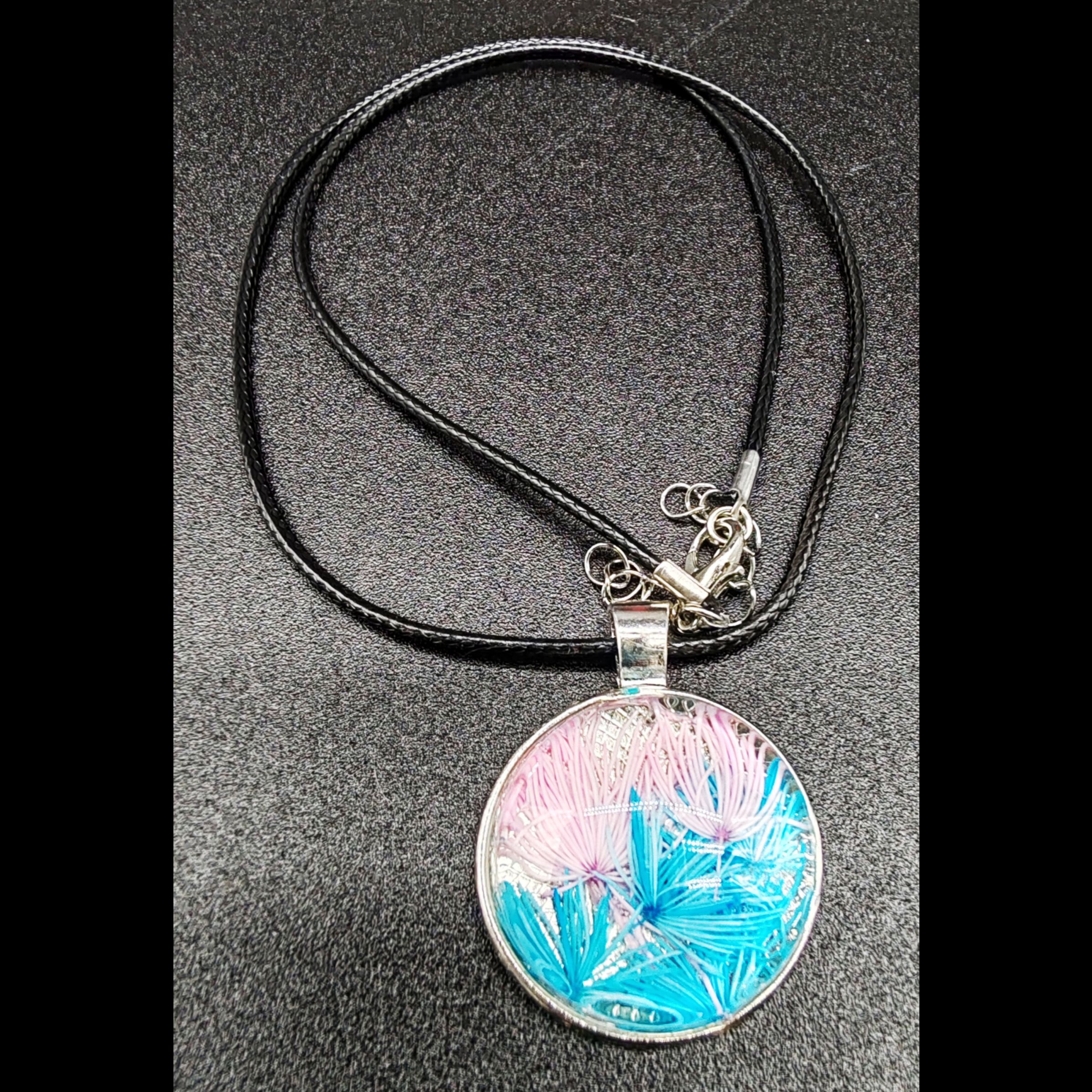 collier-résine-epoxy-plume-rose-bleu-médaillon-argenté-cordon-cire-noir