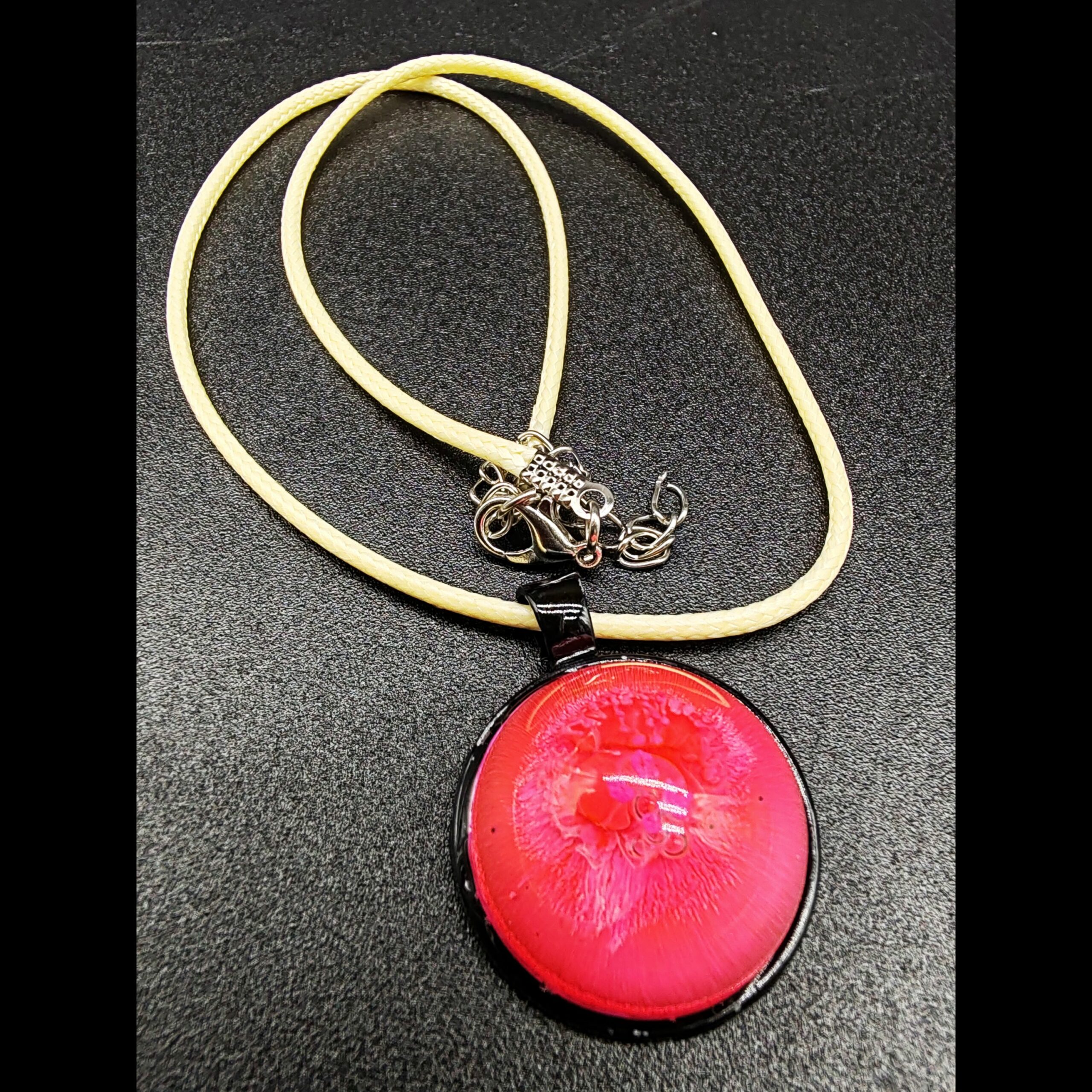 collier-résine-epoxy-rose-médaillon-noir-cordon-cire-beige