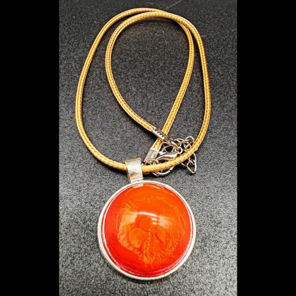 collier-résine-epoxy-rouge-médaillon-argenté-cordon-cire-marron-clair