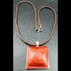 collier-résine-epoxy-rouge-métallique-médaillon-carré-argenté-cordon-cire-marron