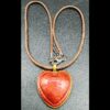 collier-résine-epoxy-rouge-métallique-médaillon-coeur-doré-cordon-cire-marron