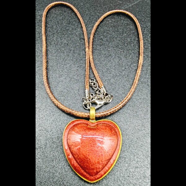 collier-résine-epoxy-rouge-métallique-médaillon-coeur-doré-cordon-cire-marron