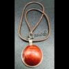 collier-résine-epoxy-rouge-métallique-médaillon-rond-argenté-cordon-cire-marron