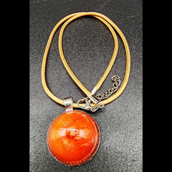 collier-résine-epoxy-rouge-orange-médaillon-argenté-cordon-cire-marron-clair
