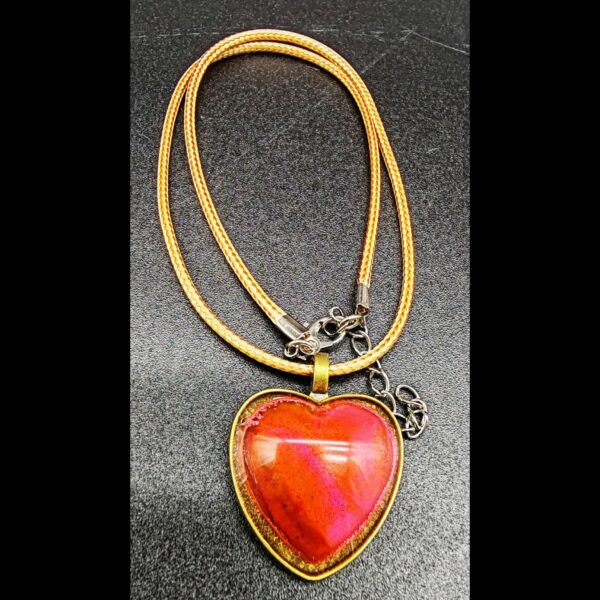 collier-résine-epoxy-rouge-orange-médaillon-coeur-cordon-cire-marron-clair