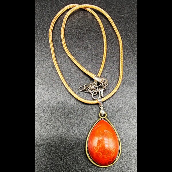 collier-résine-epoxy-rouge-orange-médaillon-goutte-cordon-cire-marron-clair