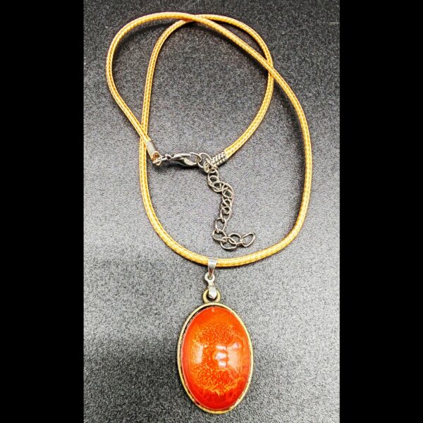 collier-résine-epoxy-rouge-orange-médaillon-ovale-cordon-cire-marron-clair
