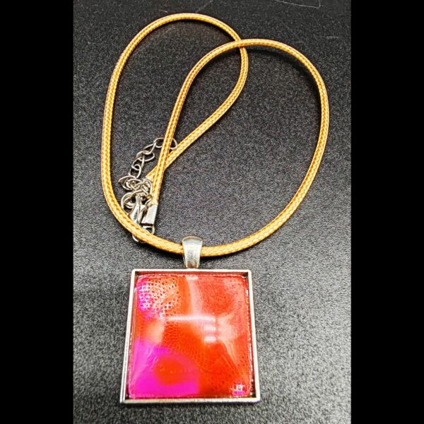 collier-résine-epoxy-rouge-rose-médaillon-carré-cordon-cire-marron-clair