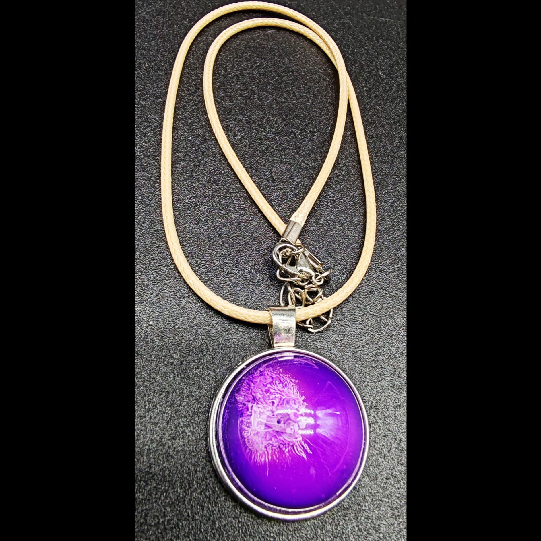 collier-résine-epoxy-violet-blanc-médaillon-argenté-cordon-cire-beige