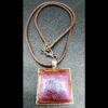 collier-résine-epoxy-violet-holographique-médaillon-carré-argenté-cordon-cire-marron