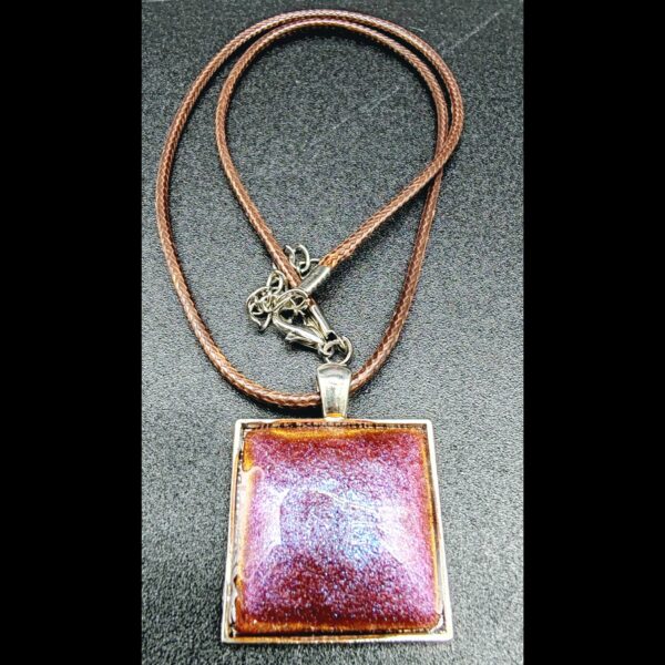 collier-résine-epoxy-violet-holographique-médaillon-carré-argenté-cordon-cire-marron