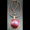 collier-résine-epoxy-violet-holographique-médaillon-rond-argenté-cordon-cire-marron