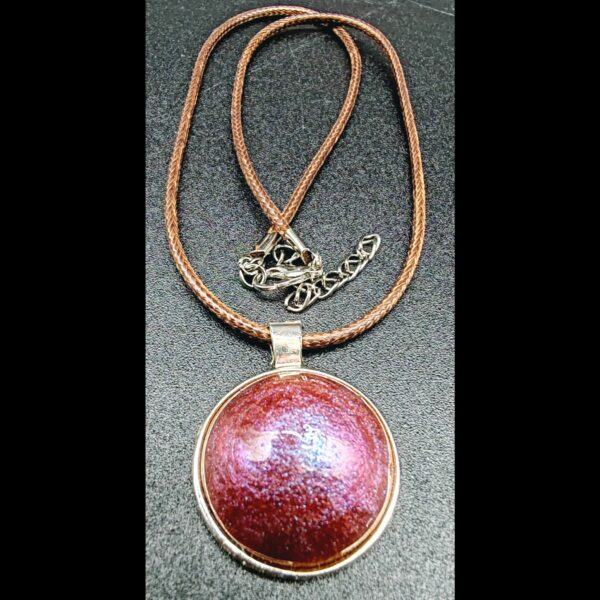 collier-résine-epoxy-violet-holographique-médaillon-rond-argenté-cordon-cire-marron