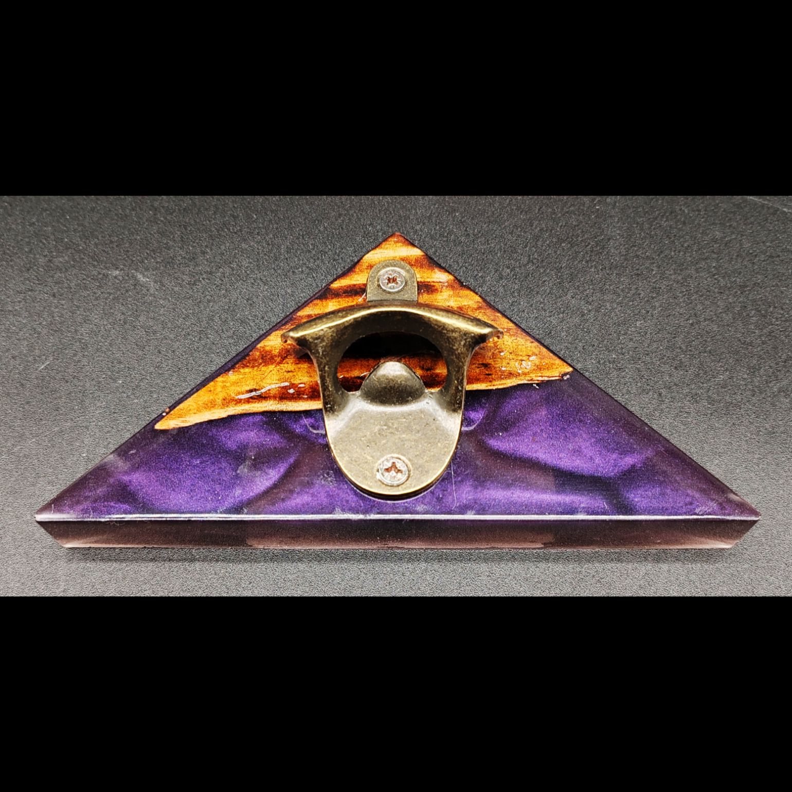 décapsuleur-mural-aimanté-bois-pin-brulé-résine-epoxy-violet-cuivré-fixation-murale