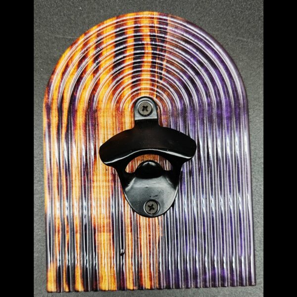 décapsuleur-mural-aimanté-bois-pin-brulé-résine-epoxy-violet-noir-fixation-murale