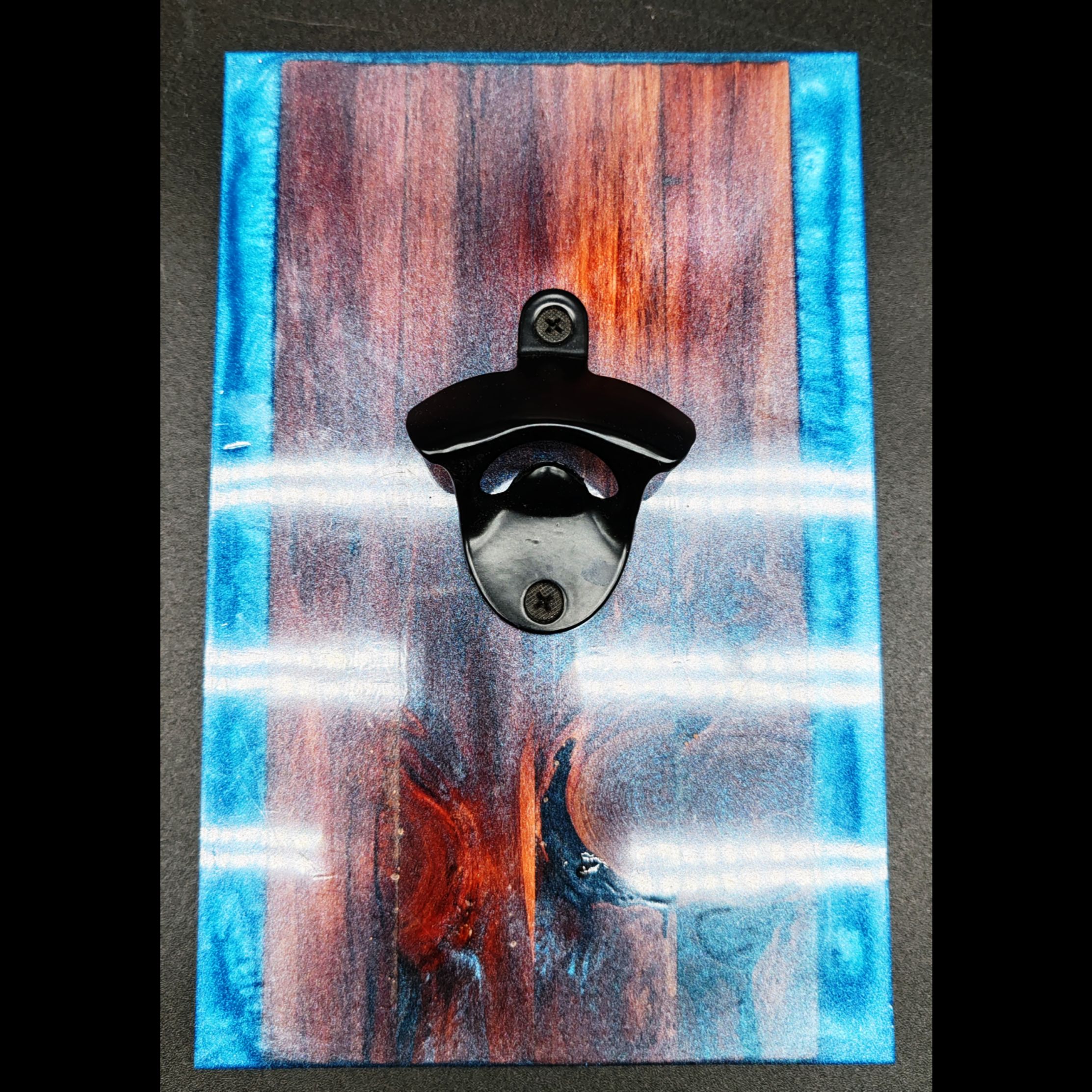 décapsuleur-mural-aimanté-bois-séquoia-résine-epoxy-bleu-noir-fixation-murale