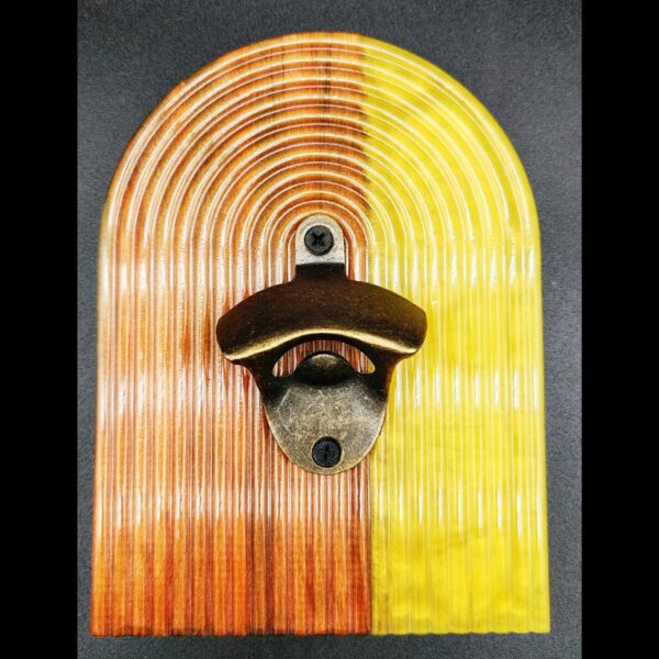 décapsuleur-mural-aimanté-bois-séquoia-résine-epoxy-jaune-cuivré-fixation-murale