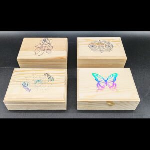 boite-pin-sous-verres-résine-epoxy-bleu-vert-fleur-rose-soleil-lune-papillon-mandala-astronomie-astrologie-holographique