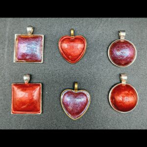 gamme-collier-résine-métallique-rouge-violet-holographique-médaillon-coeur-carré-rond-doré-argenté-cordon-cire-marron
