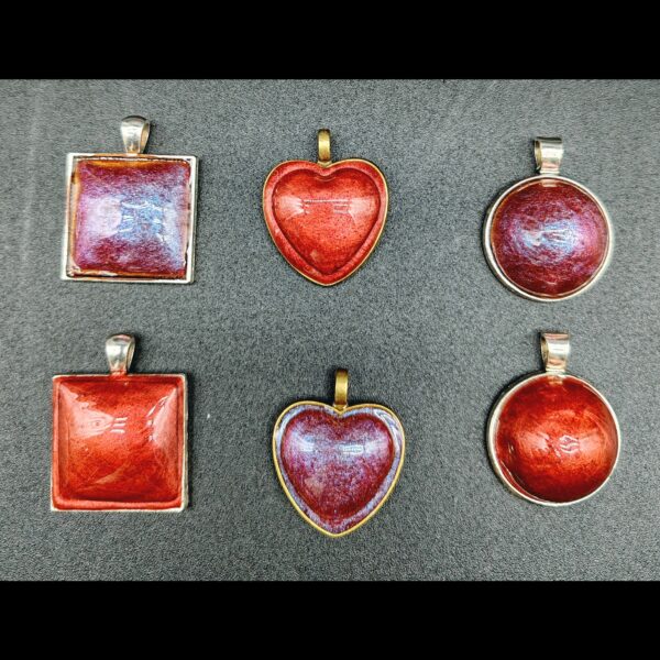 gamme-collier-résine-métallique-rouge-violet-holographique-médaillon-coeur-carré-rond-doré-argenté-cordon-cire-marron