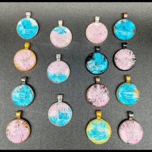 gamme-collier-résine-epoxy-plume-rose-bleu-médaillon-noir-doré-or-vielli-argenté-chrome-cuivré-bronze-cordon-cire-noir