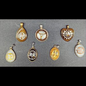 gamme-collier-résine-epoxy-cristal-holographique-noire-perle-steampunk-rouage-engrenage-médaillon-rond-goutte-coeur-ovale-or-vieilli-doré-argenté-cordon-cire-beige-gris-marron-clair
