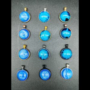 gamme-collier-résine-epoxy-bleu-oeil-océan-médaillon-bronze-cuivré-doré-or-vieilli-argenté-chrome-noir-cordon-cire-noir