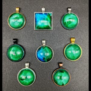 gamme-colliers-résine-epoxy-bleu-vert-édaillon-rond-carré-argenté-doré-chromé-or-vieilli-noir-bronze-cuivré-cordon-cire-vert
