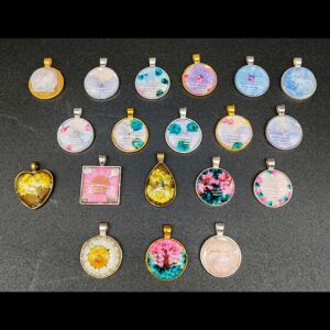 gamme-colliers-résine-epoxy-fleurs-séchés-violet-bleu-rose-vert-mimosa-marguerite-mousse-médaillon-rond-carré-coeur-goutte-doré-argenté-cordon-cire-gris-beige