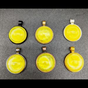 gamme-colliers-résine-epoxy-jaune-médaillon-or-veilli-doré-chrome-cuivré-bronze-noir-cordon-cire-noir