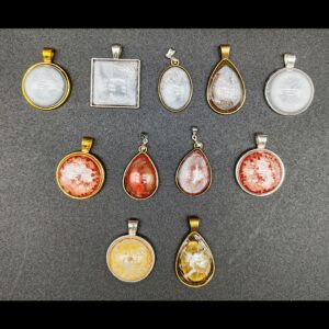 gamme-colliers-résine-epoxy-or-argenté-cuivré-médaillon-rond-carré-ovale-goutte-doré-or-vieilli-argenté-chrome-cuivré-bronze-cordon-cire-jaune-clair-beige-gris