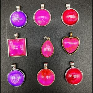 gamme-colliers-résine-epoxy-rose-rouge-violet-médaillon-rond-carré-coeur-goutte-or-vieilli-argenté-cordon-cire-beige