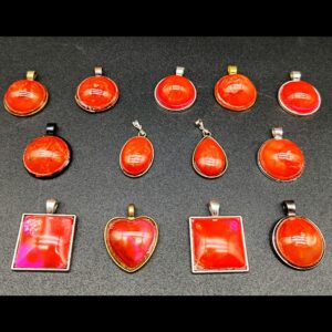 gamme-colliers-résine-epoxy-rouge-orange-rose-médaillon-rond-carré-ovale-goutte-coeur-doré-argenté-chromé-or-vieilli-bronze-cuivré-noir-cordon-cire-marron-clair