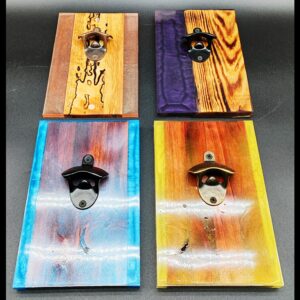 décapsuleur-mural-aimanté-bois-pin-brulé-séquoia-résine-epoxy-rose-holographique-bleu-jaune-violet-cuivré-noir-bronze-fixation-murale