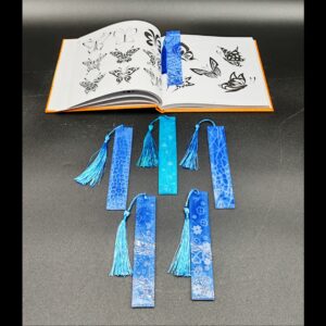 marque-page-trèfle-feuille-coeur-patte-géo-reptile-résine-epoxy-bleu-clair-cristal-pompon-satin-bleu