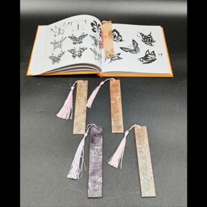 marque-page-trèfle-feuille-coeur-patte-géo-reptile-résine-epoxy-violet-rose-holographique-clair-cristal-pompon-satin-rose