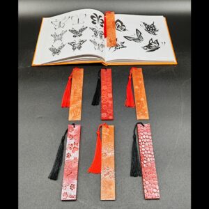 marque-page-trèfle-feuille-coeur-patte-géo-reptile-résine-epoxy-rouge-clair-cristal-pompon-satin-rouge-noir