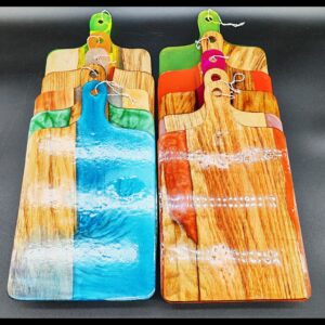 planche-apéro-bois-chêne-platane-pin-résine-epoxy-bleu-vert-argenté-orange-jaune-fluo-rouge-cuivré-rose-holographique-violet-fluo-orange-fluo-jaune