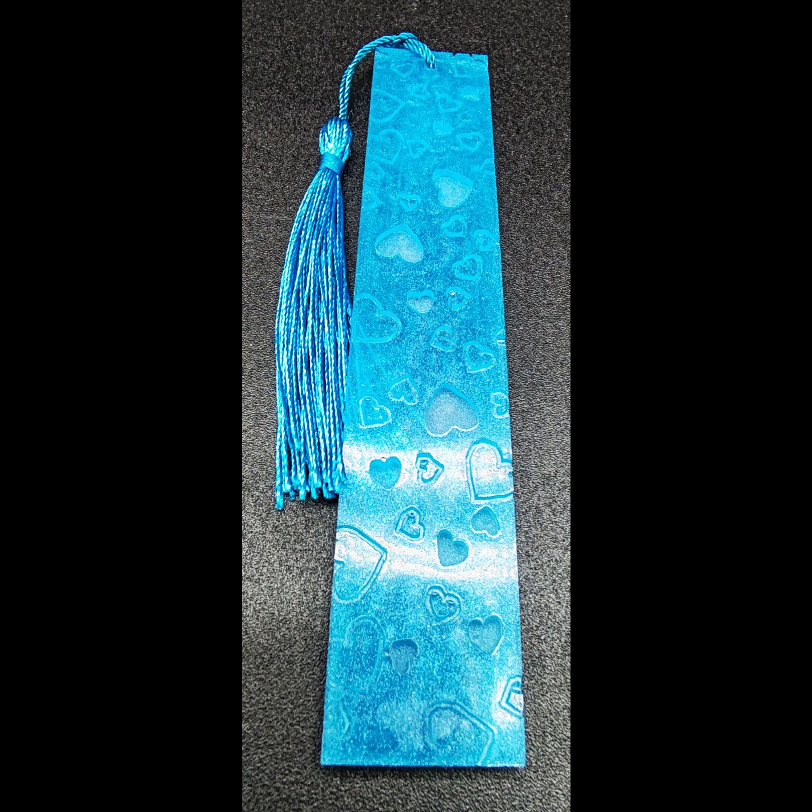 marque-page-coeur-résine-epoxy-bleu-clair-pompon-satin-bleu