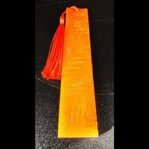 marque-page-feuille-résine-epoxy-orange-opaque-pompon-satin-orange