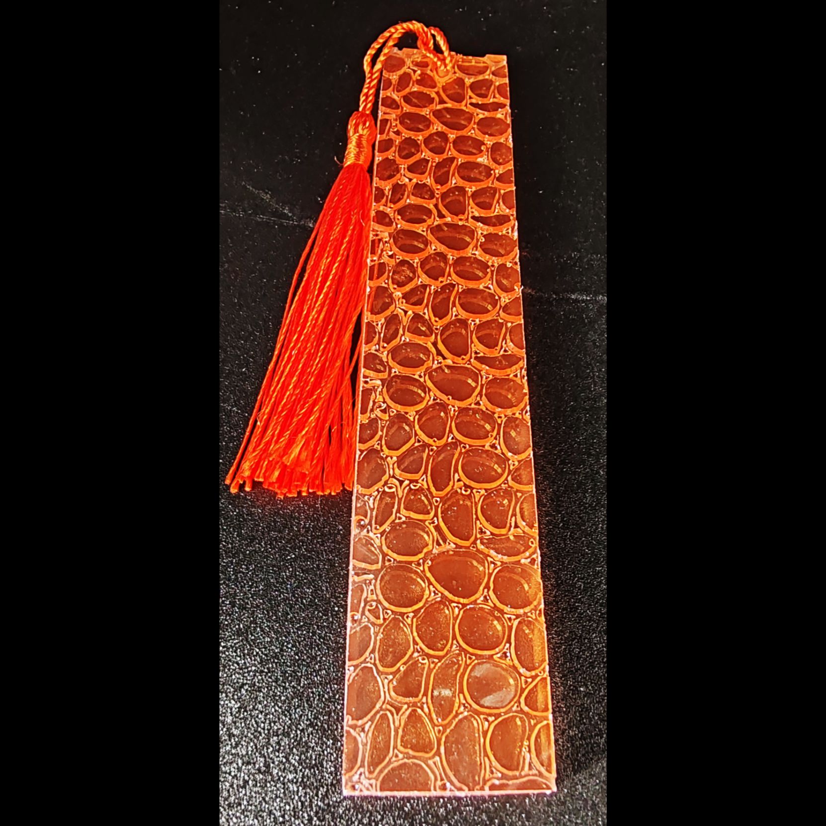 marque-page-reptile-résine-epoxy-orange-clair-cristal-pompon-satin-orange