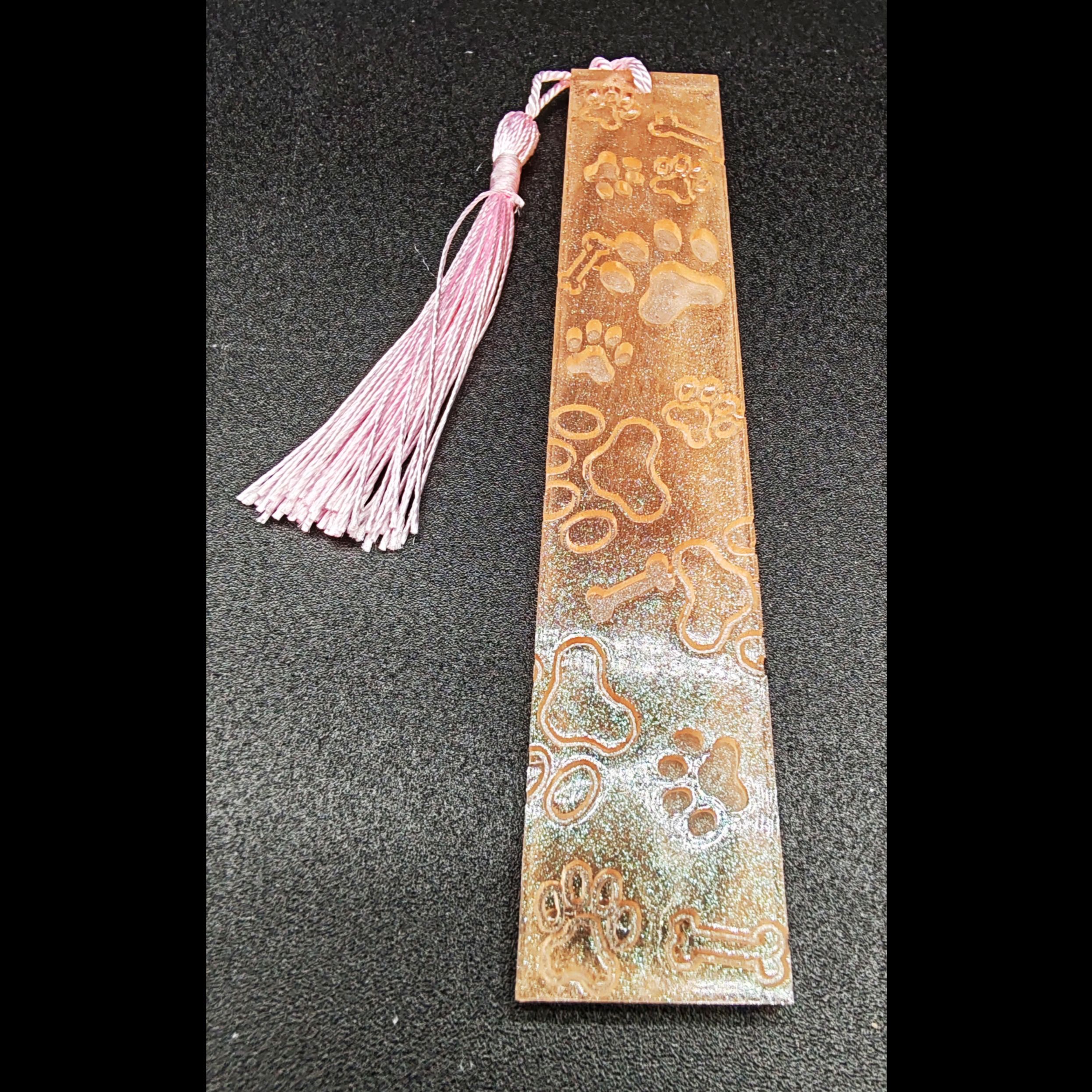 marque-page-patte-résine-epoxy-rose-holographique-clair-pompon-satin-rose