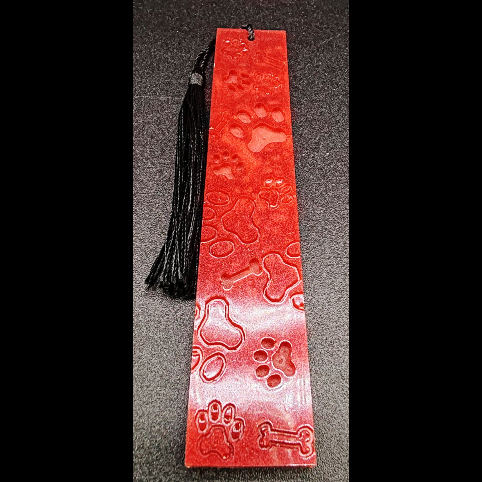 marque-page-patte-résine-epoxy-rouge-pompon-satin-noir