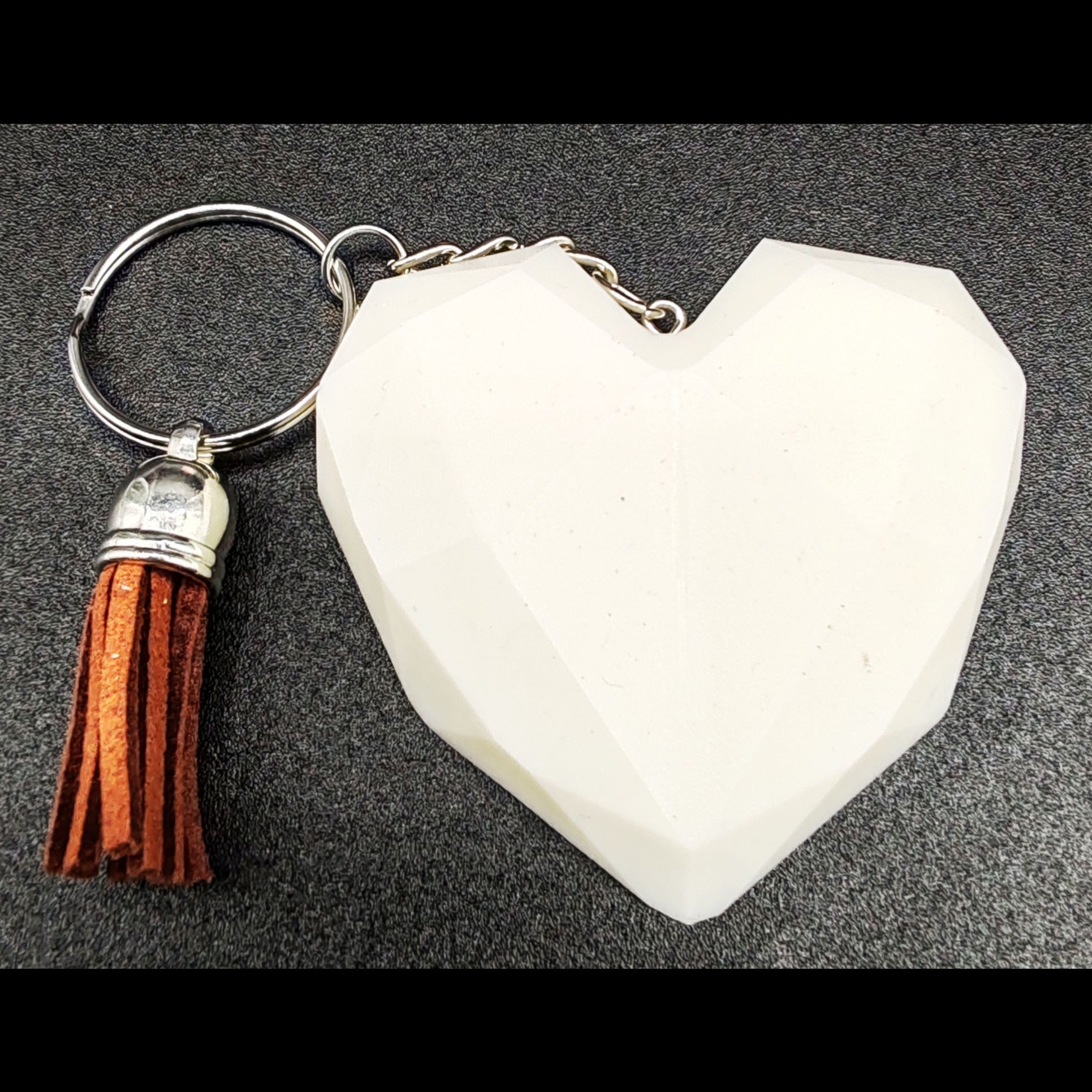 porte-clé-coeur-résine-epoxy-blanc-opaque-pompon-marron