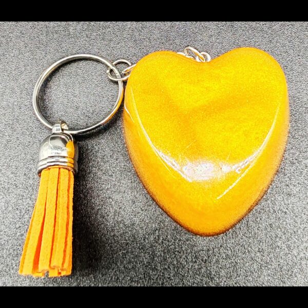 porte-clé-coeur-résine-epoxy-jaune-doré-pompon-jaune