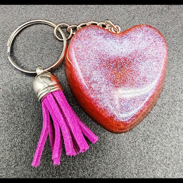 porte-clé-coeur-résine-epoxy-rose-holographique-pompon-rose