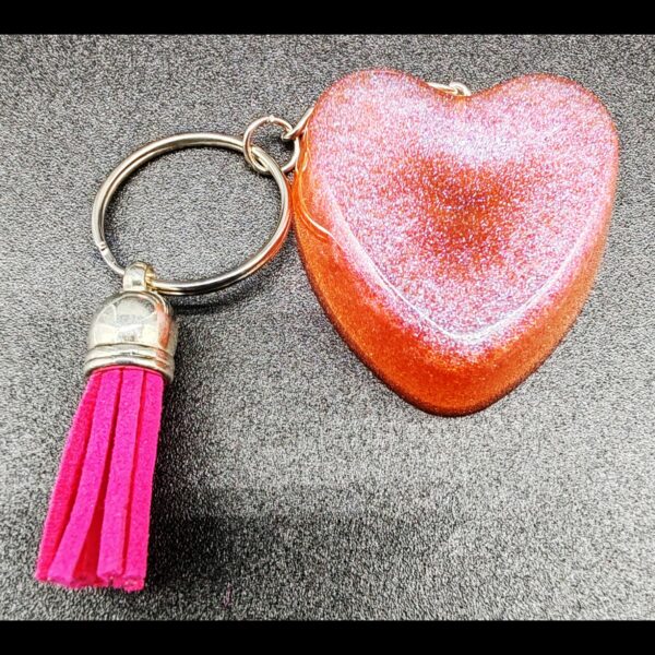 porte-clé-coeur-résine-epoxy-rose-holographique-pompon-rose-fluo